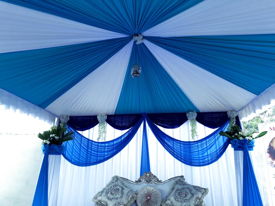 Plafond drapé bleu & blanc en étoile — décor de réception