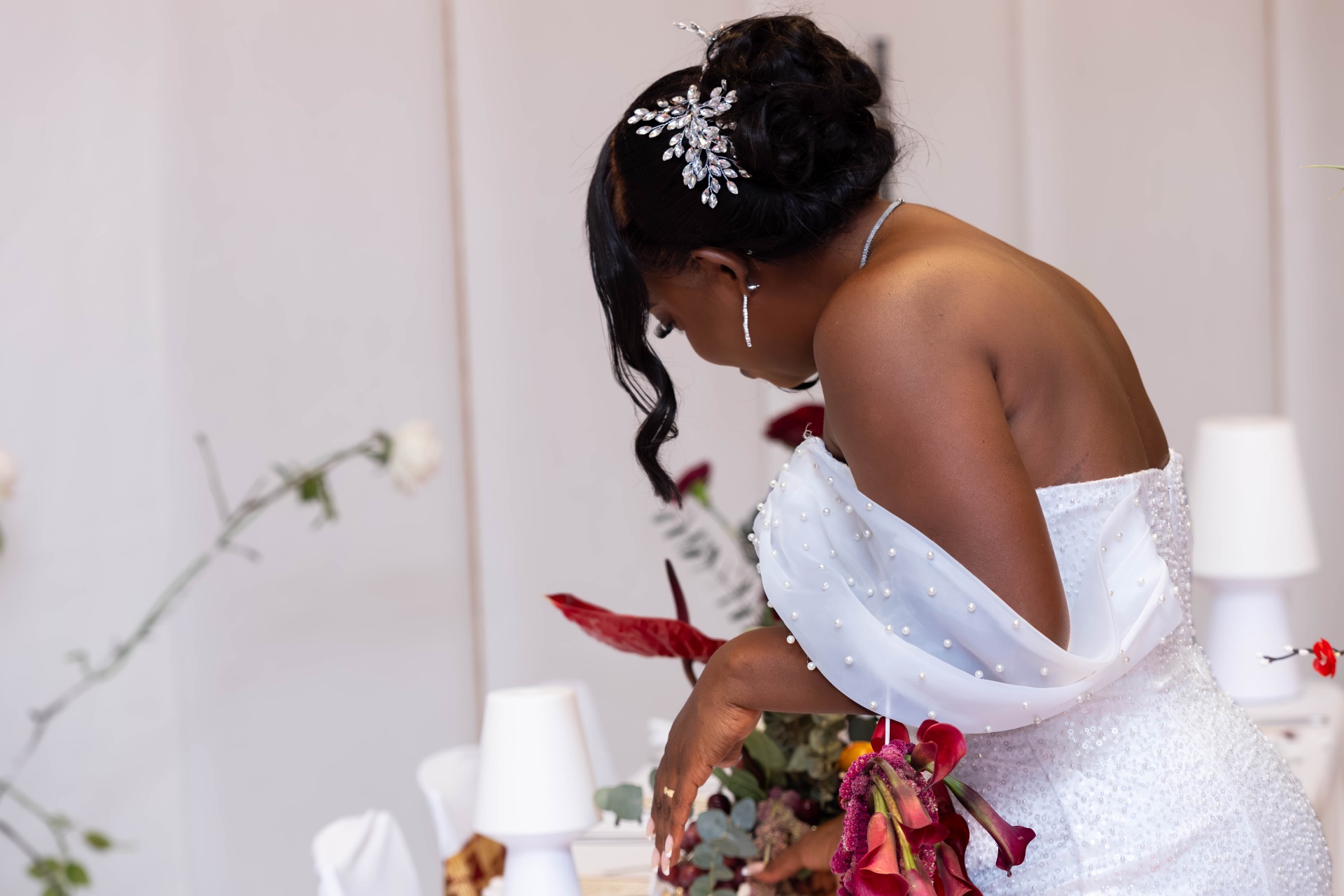 Coulisses — mise en place florale de la table