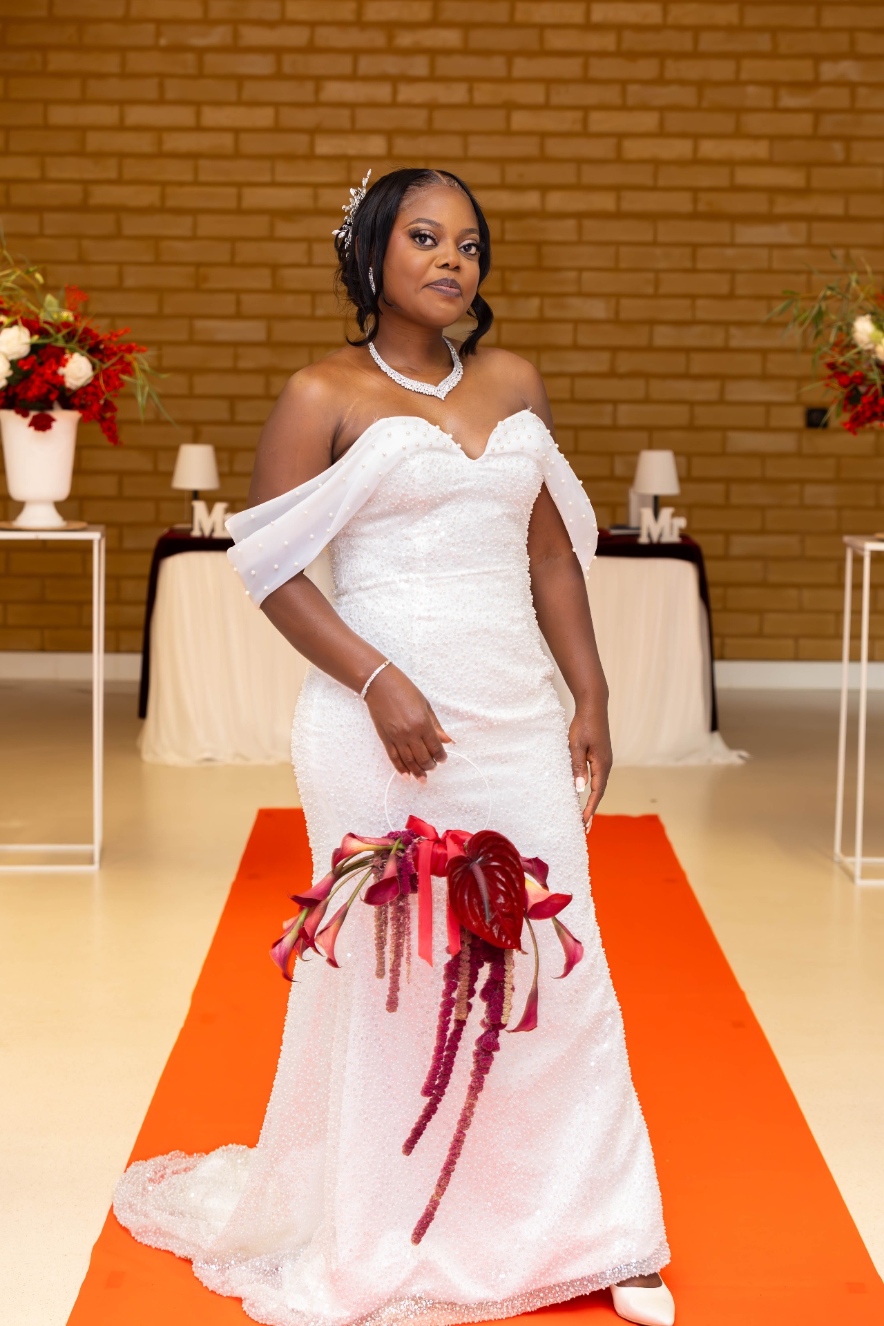 Mariée sur tapis orange — décor Tchéyila
